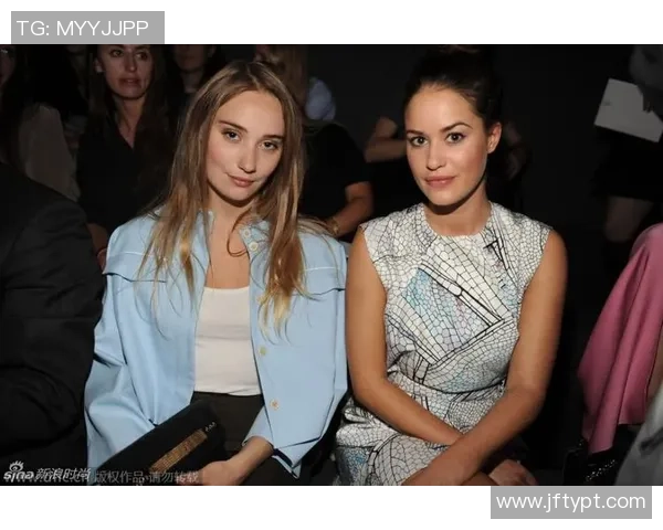 好莱坞明星与足球巨星亲密合影展现跨界魅力与友谊的精彩瞬间